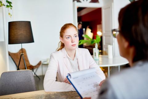Заявительница на собеседовании с визовым офицером